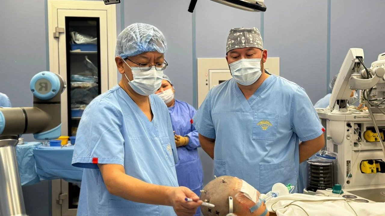 ҚР ПІБ МО ауруханасында қытайлық профессор эпилепсиямен ауыратын науқасқа роботпен күрделі операция жасады 