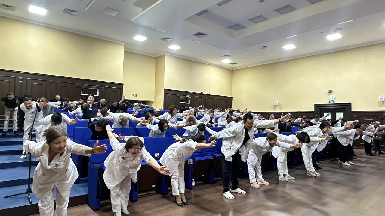 Сотрудники Больницы МЦ УДП РК приняли участие в массовой зарядке организованной в честь Всемирного дня здоровья 