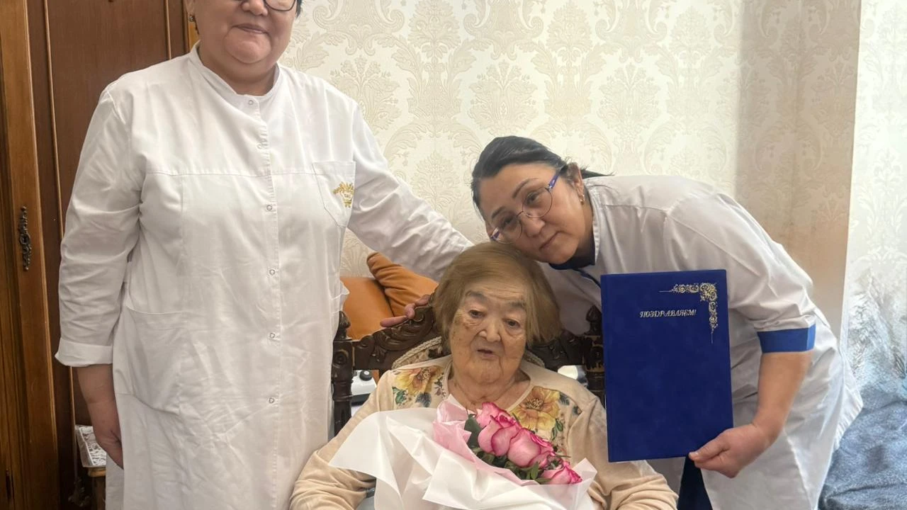 ҚР ПІБ МОА ұжымы 100 жасқа толған ардагер пациентін мерейтойымен құттықтады 