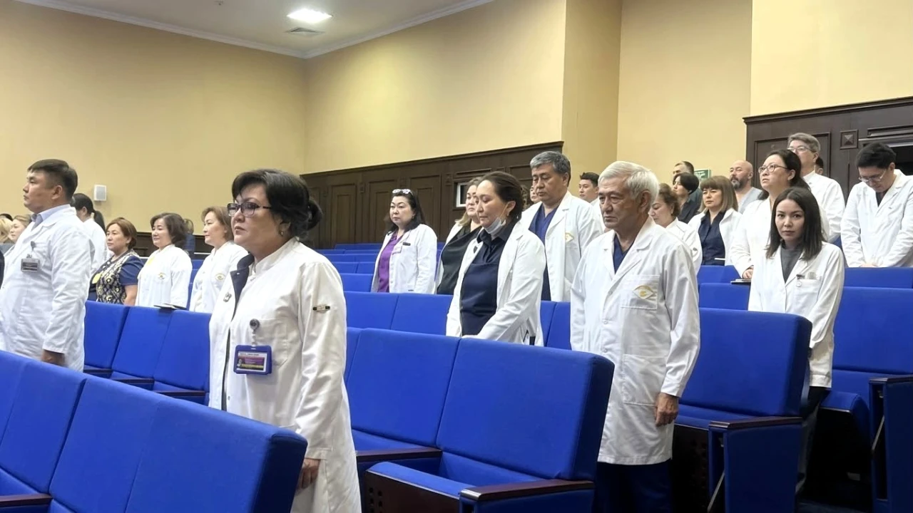 The Medical Center Hospital of the President’s affairs Administration of the Republic of Kazakhstan Staff Observed a Minute of Silence on the Day of National Mourning 
